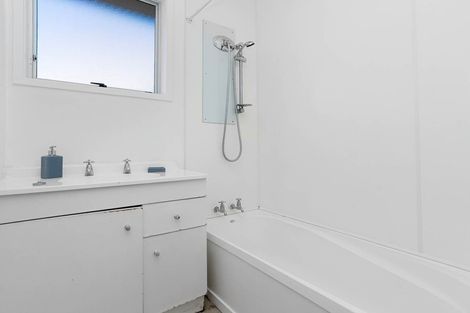 Photo of property in 2/89 Bruce Mclaren Road, Henderson, Auckland, 0612