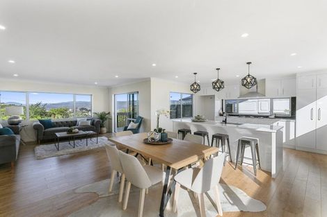 Photo of property in 4 Poto Road, Normandale, Lower Hutt, 5010