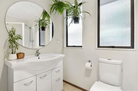 Photo of property in 2 Hiwihau Place, Glenfield, Auckland, 0629