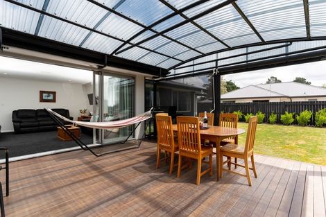 Photo of property in 101 Johnstone Drive, Fitzherbert, Palmerston North, 4410