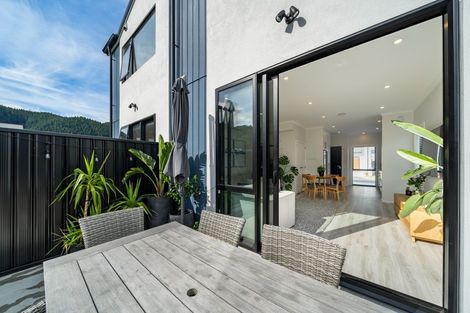 Photo of property in 5 Gloaming Lane, Wallaceville, Upper Hutt, 5018