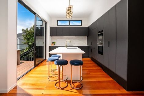 Photo of property in 2 Shannon Street, Mount Victoria, Wellington, 6011