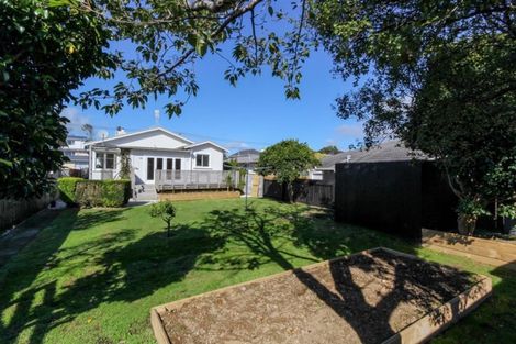 Photo of property in 22 Bulteel Street, New Plymouth, 4310
