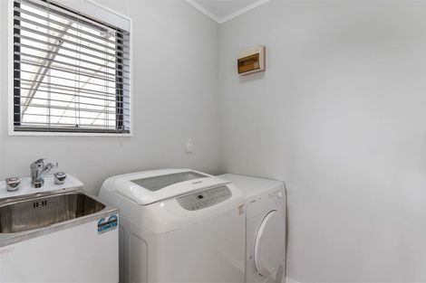 Photo of property in 1/70 Totaravale Drive, Totara Vale, Auckland, 0629