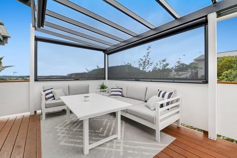Photo of property in 1/302 Sunset Road, Windsor Park, Auckland, 0632