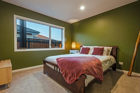 Photo of property in 8 Mediterranean Grove, Fitzherbert, Palmerston North, 4410