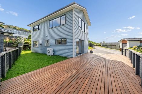 Photo of property in 12 Grumman Lane, Newlands, Wellington, 6037