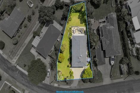 Photo of property in 5 Liston Crescent, Cockle Bay, Auckland, 2014