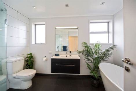 Photo of property in 10 Montana Place, Merrilands, New Plymouth, 4312