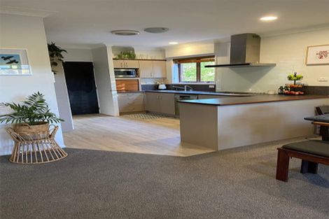 Photo of property in 2 Vista Place, Kawaha Point, Rotorua, 3010