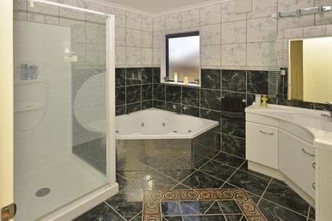 Photo of property in 13 Sesame Grove, Goodwood Heights, Auckland, 2105