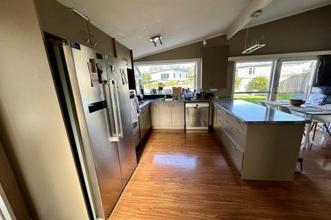 Photo of property in 2 Newcastle Street, Hokowhitu, Palmerston North, 4410