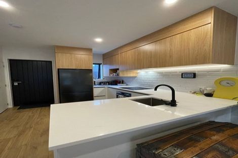 Photo of property in 4/89 Beach Road, Te Atatu Peninsula, 0610