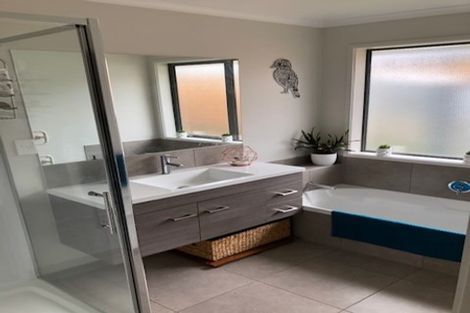 Photo of property in 52 Fairfax Crescent, Pyes Pa, Tauranga, 3112