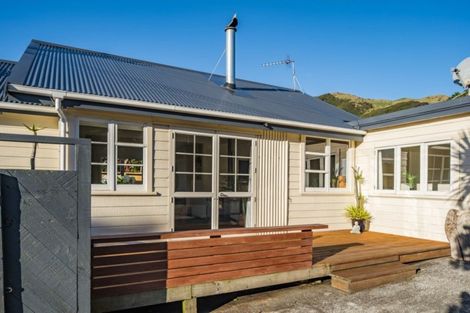 Photo of property in 2 Te Pari Pari Road, Pukerua Bay, 5026