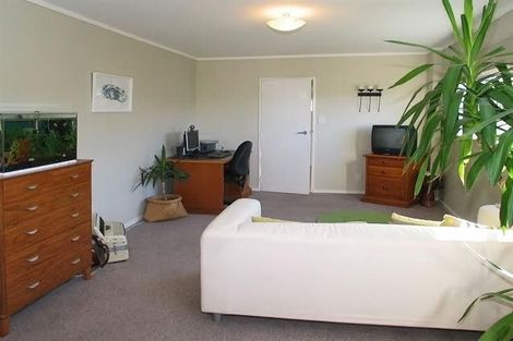 Photo of property in 21a Cotswold Crescent, Newlands, Wellington, 6037