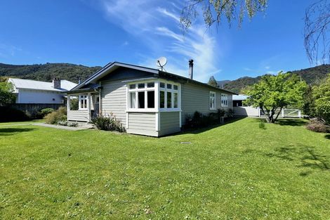 Photo of property in 16 Buller Street, Picton, 7220