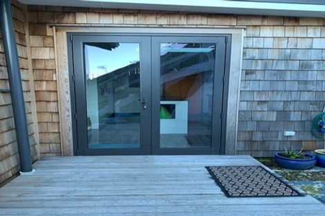 Photo of property in 274 Queens Drive, Lyall Bay, Wellington, 6022