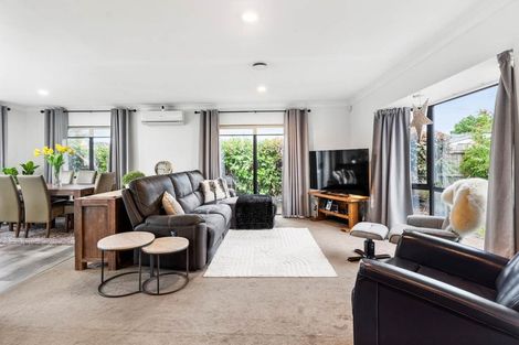 Photo of property in 21 Waterview Road West, Stanley Point, Auckland, 0624