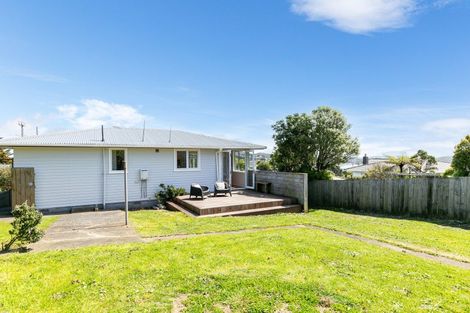 Photo of property in 6 Brooker Grove, Newlands, Wellington, 6037
