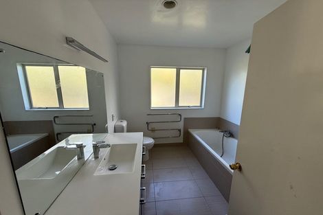 Photo of property in 5 St Thomas More Lane, Glenfield, Auckland, 0629
