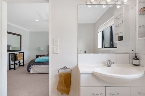 Photo of property in 2 Four Oaks Place, Pukekohe, 2120