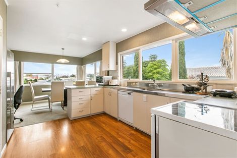 Photo of property in 24 Holdaway Avenue, Northcote, Auckland, 0627