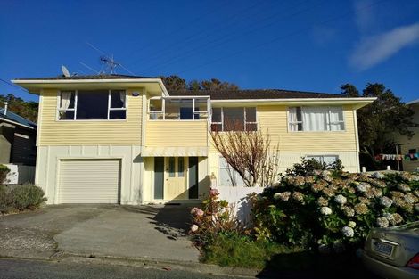 Photo of property in 4 Barclay Street, Newlands, Wellington, 6037