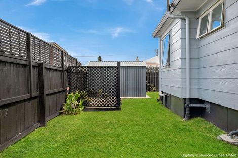 Photo of property in 2/1 Woodside Road, Massey, Auckland, 0614