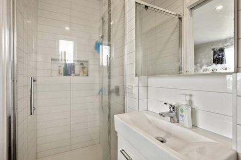 Photo of property in 18 Farnborough Crescent, Mangere, Auckland, 2022