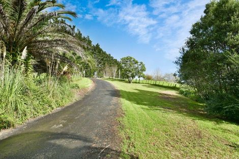 Photo of property in 2442 South Head Road, South Head, Helensville, 0874