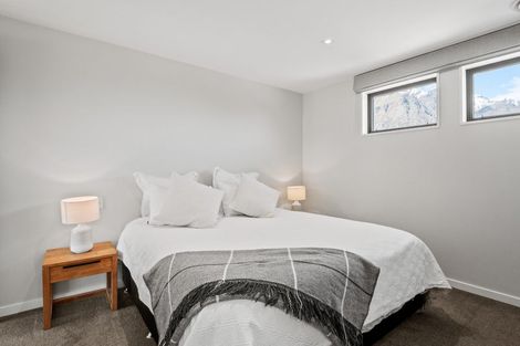 Photo of property in 2 Eichardt Place, Jacks Point, 9371