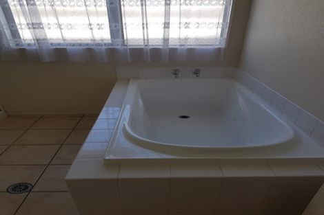 Photo of property in 6 Nier Place, East Tamaki Heights, Auckland, 2016