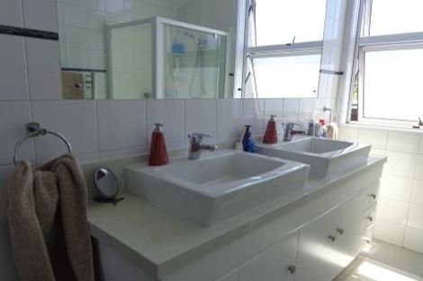 Photo of property in 18 Marina View Drive, West Harbour, Auckland, 0618