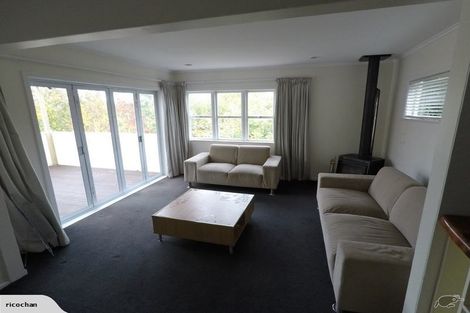 Photo of property in 32 Peter Terrace, Castor Bay, Auckland, 0620