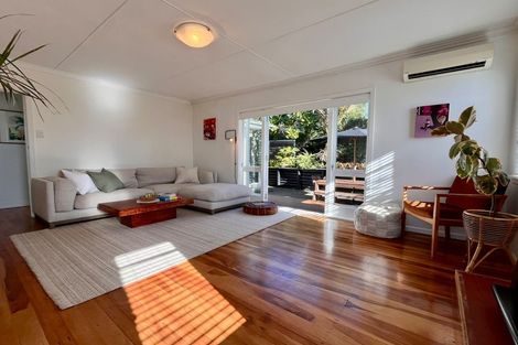 Photo of property in 28 Roland Hill, Glen Eden, Auckland, 0602