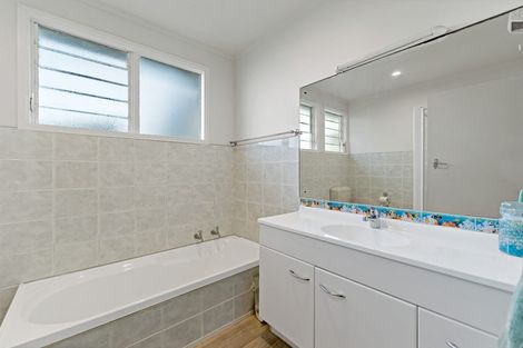 Photo of property in 65 Potter Avenue, Northcote, Auckland, 0627