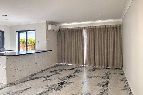 Photo of property in 16 Lobelia Rise, Goodwood Heights, Auckland, 2105