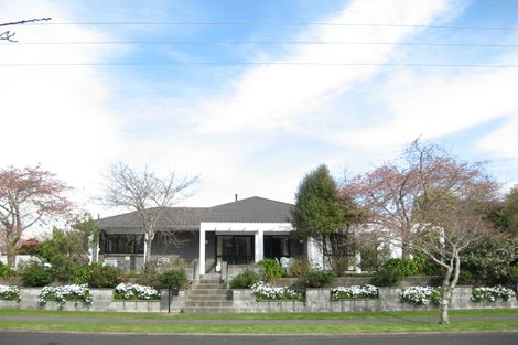 Photo of property in 2 Kinross Drive, Merrilands, New Plymouth, 4312