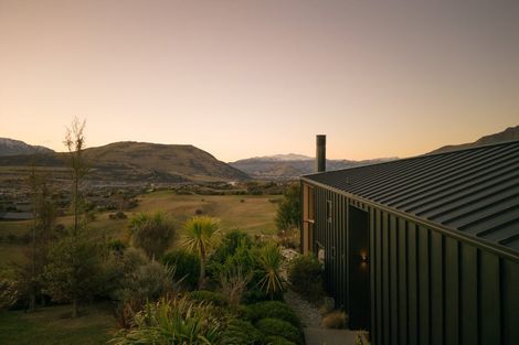 Photo of property in 14 Caithness Court, Jacks Point, Queenstown, 9371