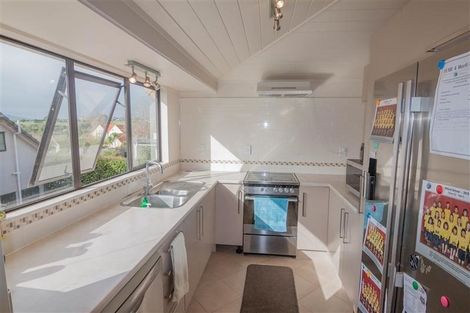 Photo of property in 2/46 Eversleigh Road, Belmont, Auckland, 0622