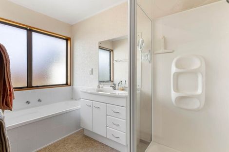 Photo of property in 16 Hayes Place, Half Moon Bay, Auckland, 2012