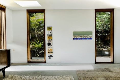 Photo of property in 11 Richmond Road, Mahina Bay, Lower Hutt, 5013