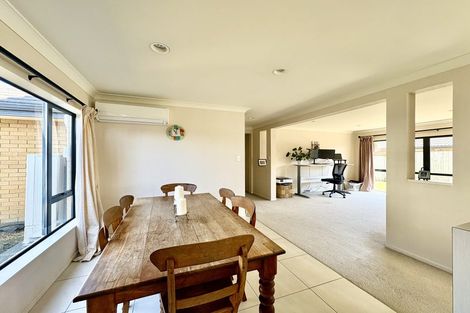 Photo of property in 6 Bellshill Close, Wattle Downs, Auckland, 2103