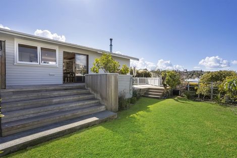 Photo of property in 5 Ngatoa Place, Glenfield, Auckland, 0629