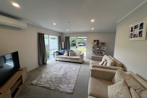 Photo of property in 2/25 Silver Creek Road, Weymouth, Auckland, 2103
