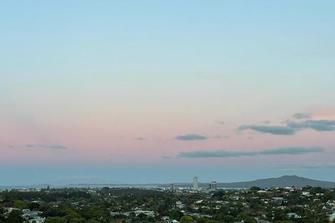 Photo of property in 15 Mcdowell Crescent, Hillcrest, Auckland, 0627