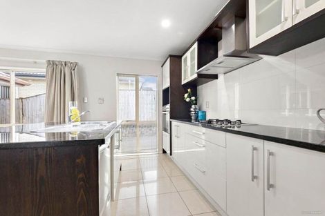 Photo of property in 22 Seresin Crescent, Flat Bush, Auckland, 2016