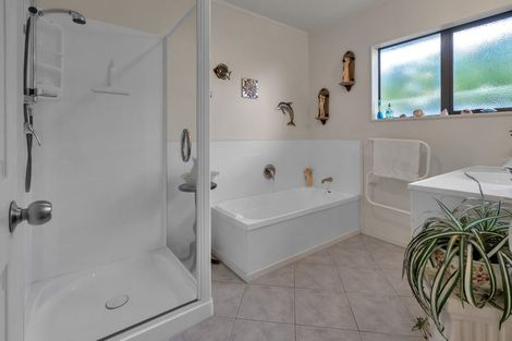 Photo of property in 32 Bermuda Place, One Tree Point, 0118