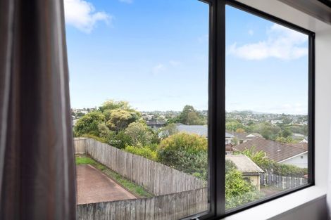 Photo of property in 25a Athena Drive, Totara Vale, Auckland, 0629